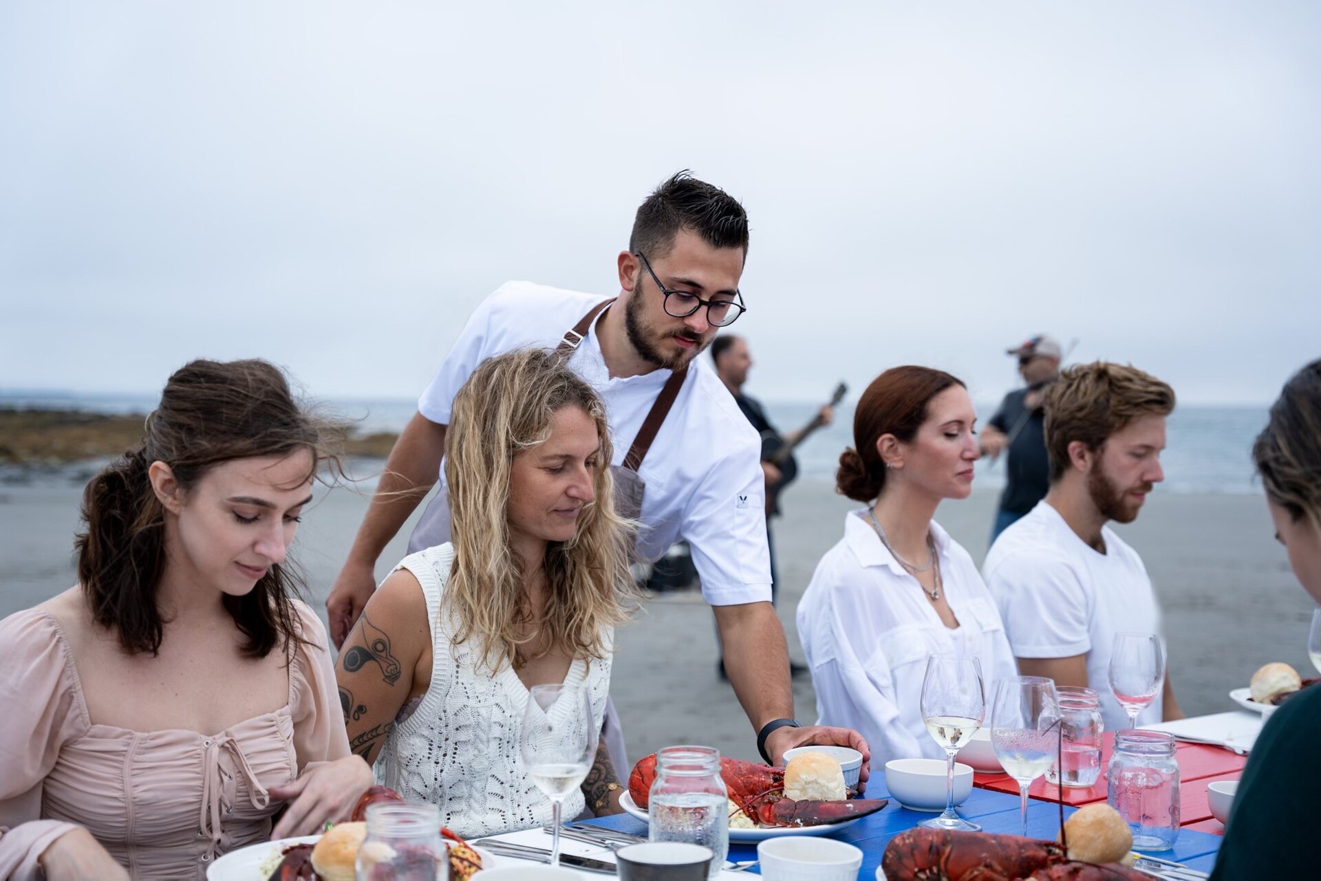 Shane Robicheau du Ptit Robicheau sert les invités lors d'un événement Dîner au fond de l'océan.